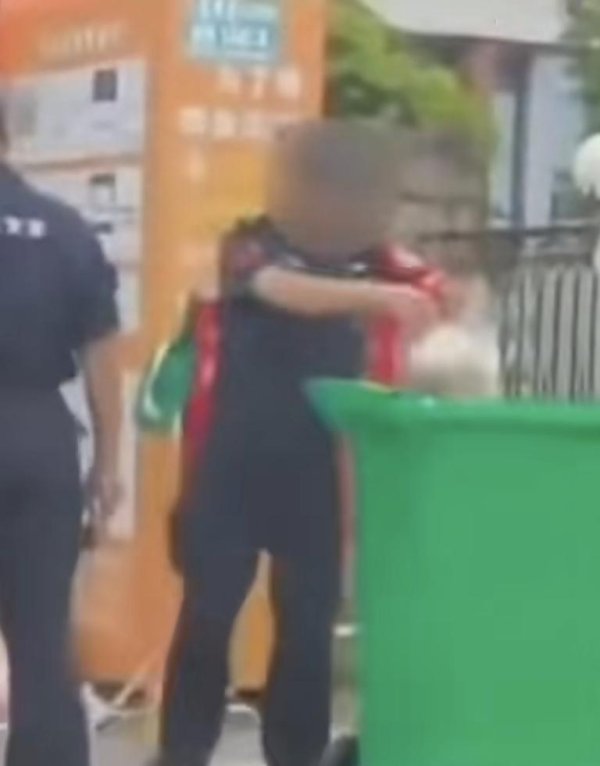 安全配资门户 四川一高校学生外卖被扔垃圾桶续：保卫处处长停职，启动补偿