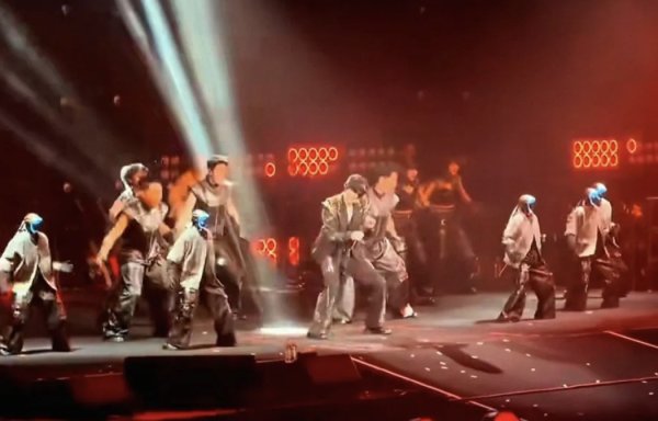 安全配资门户 宇树登台王力宏演唱会获马斯克点赞，王兴兴：“机器人时刻还差一个临界点”