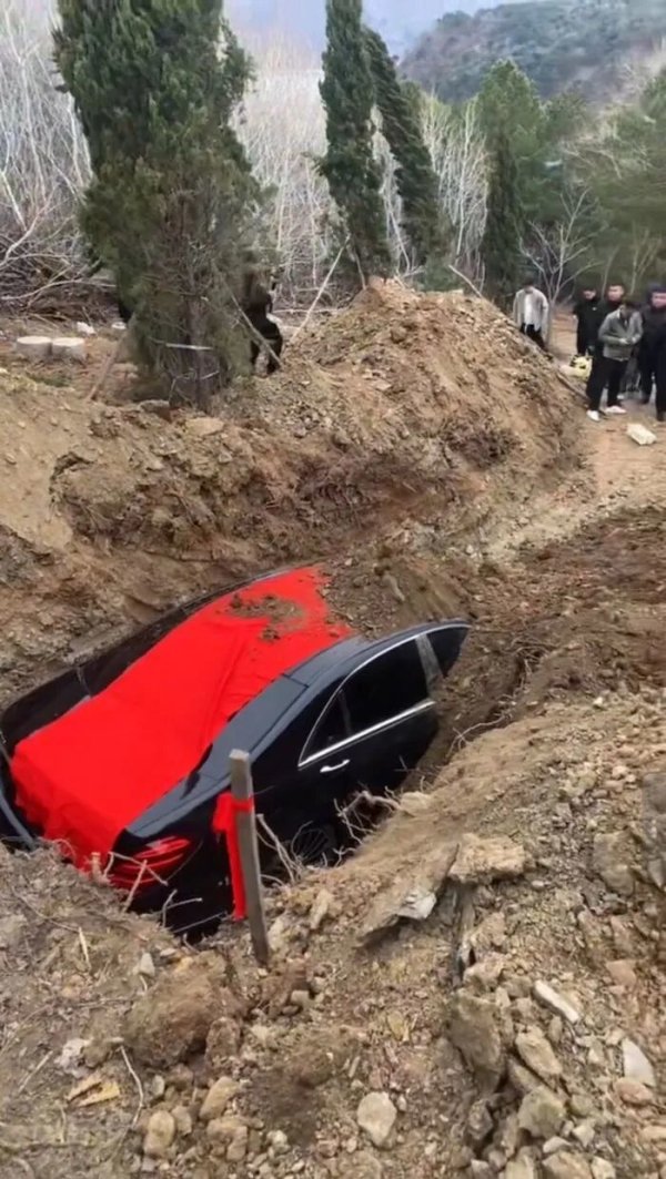 郑州股票配资 8888号牌奔驰车被当陪葬品下葬？当地通报：封建迷信，违法违规
